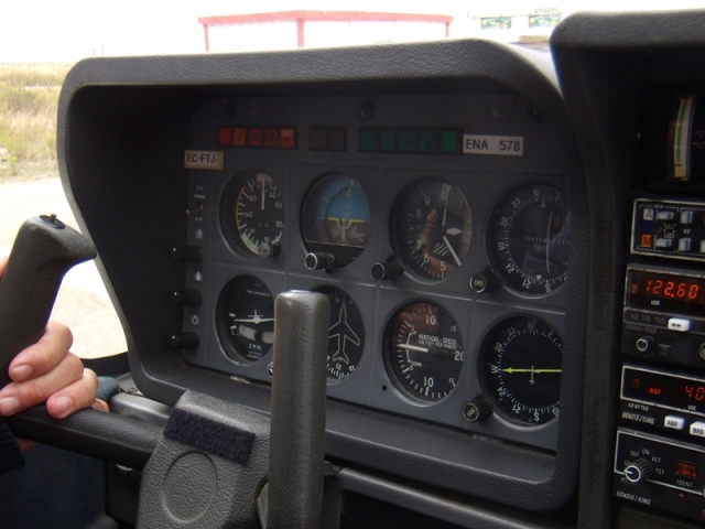 Panel de control avioneta SOCATA TOBAGO TB-10.jpg